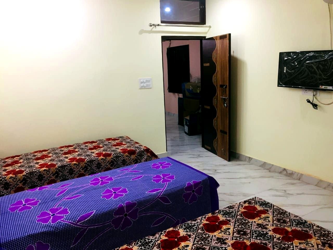 Room at Star Stayz Sector 15